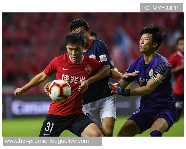 北京人和足球队奋战赛场展现拼搏精神与团队合作的魅力